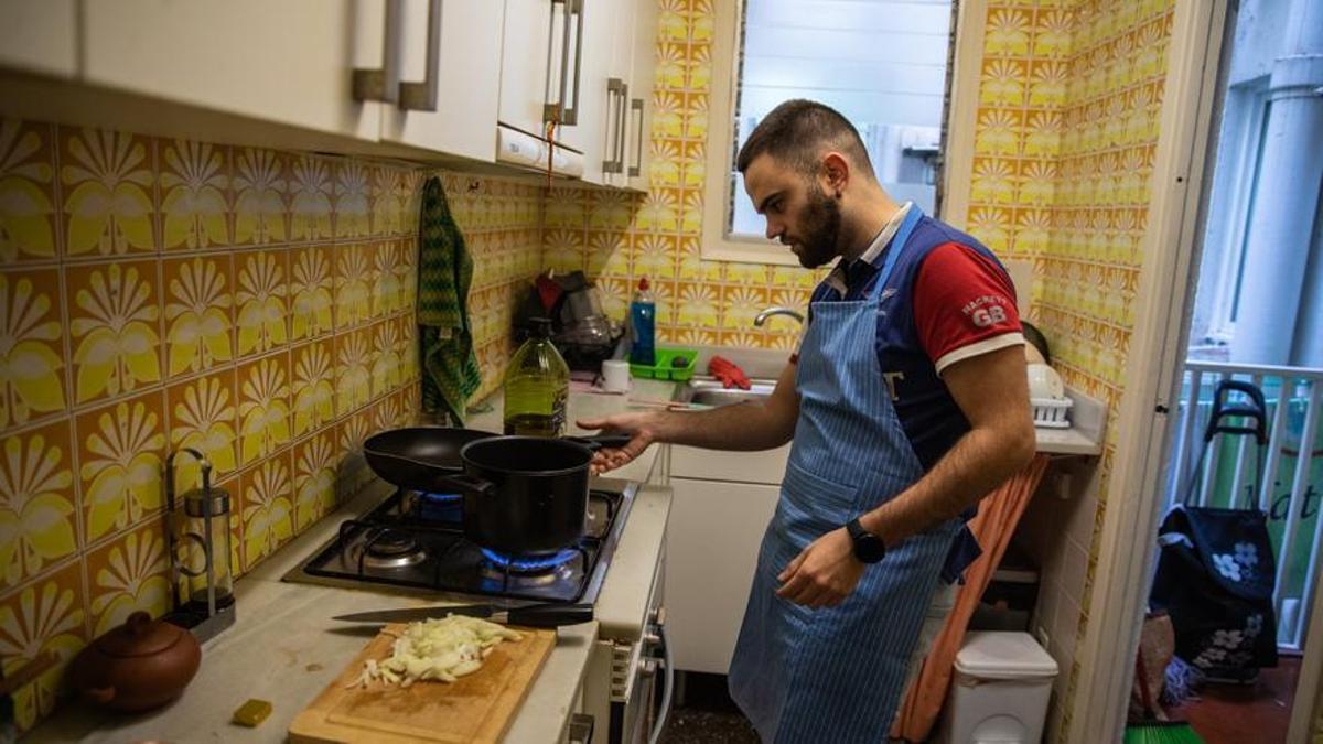 Un hombre prepara la comida, en su casa de Barcelona.