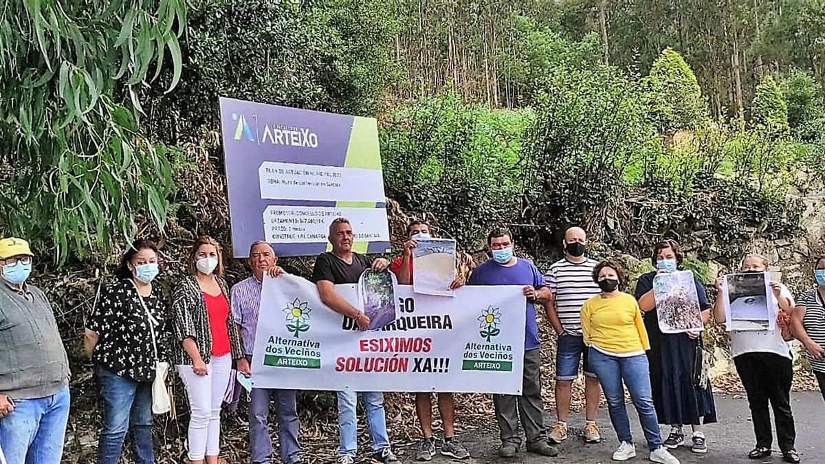 Vecinos e integrantes de Alternativa dos Veciños, ayer en Chamín.  |  // L.O.