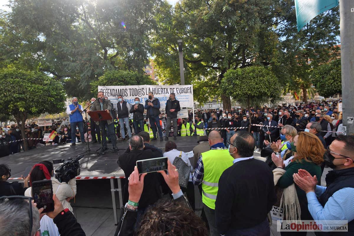 Miles de agricultores y ganaderos toman las calles de Murcia