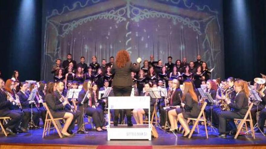 La Banda de Música Popular de Tui y el Coro Mistura Vocal, dirigidos por la profesora Aloia Martínez. // J.V.