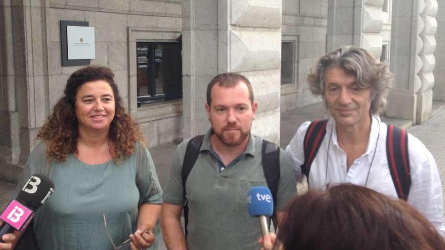 Pilar Costa (PSOE), David Abril (Més) y Daniel Bachiller (Podemos)  a la salida de la reunión de ayer.