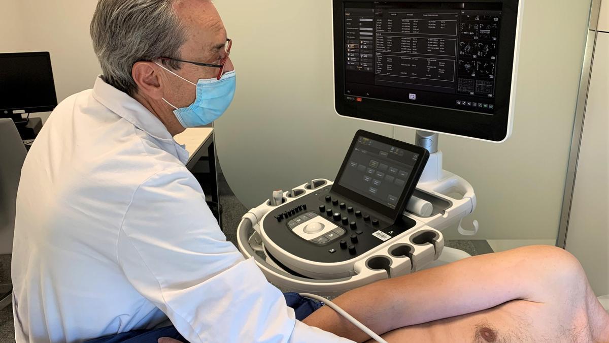 En la foto, el doctor Manuel Anguita realiza un ecocardiograma a un paciente.