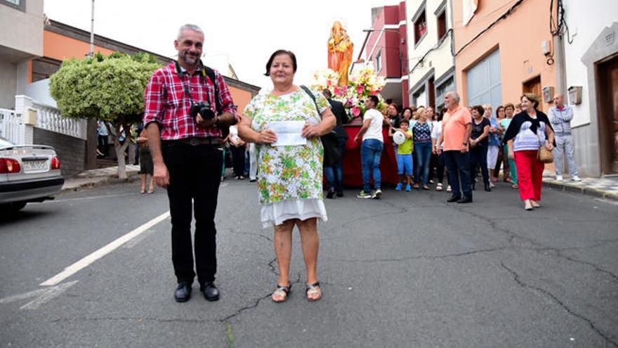 Manuel Estupiñán y Paqui Hernández, junto a la Virgen.