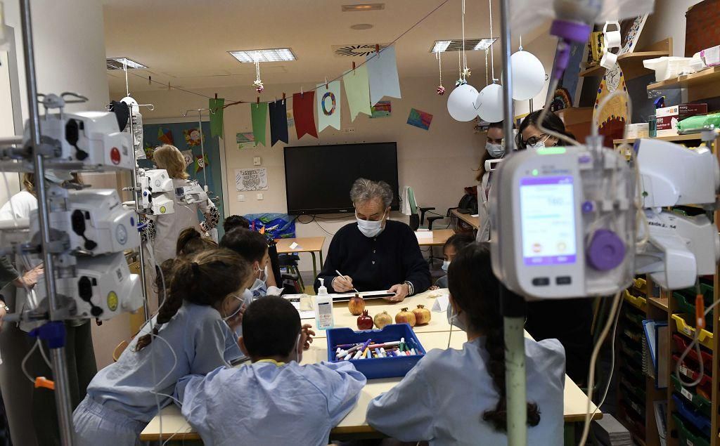 Pedro Cano lleva la pintura a Oncología Infantil de la Arrixaca