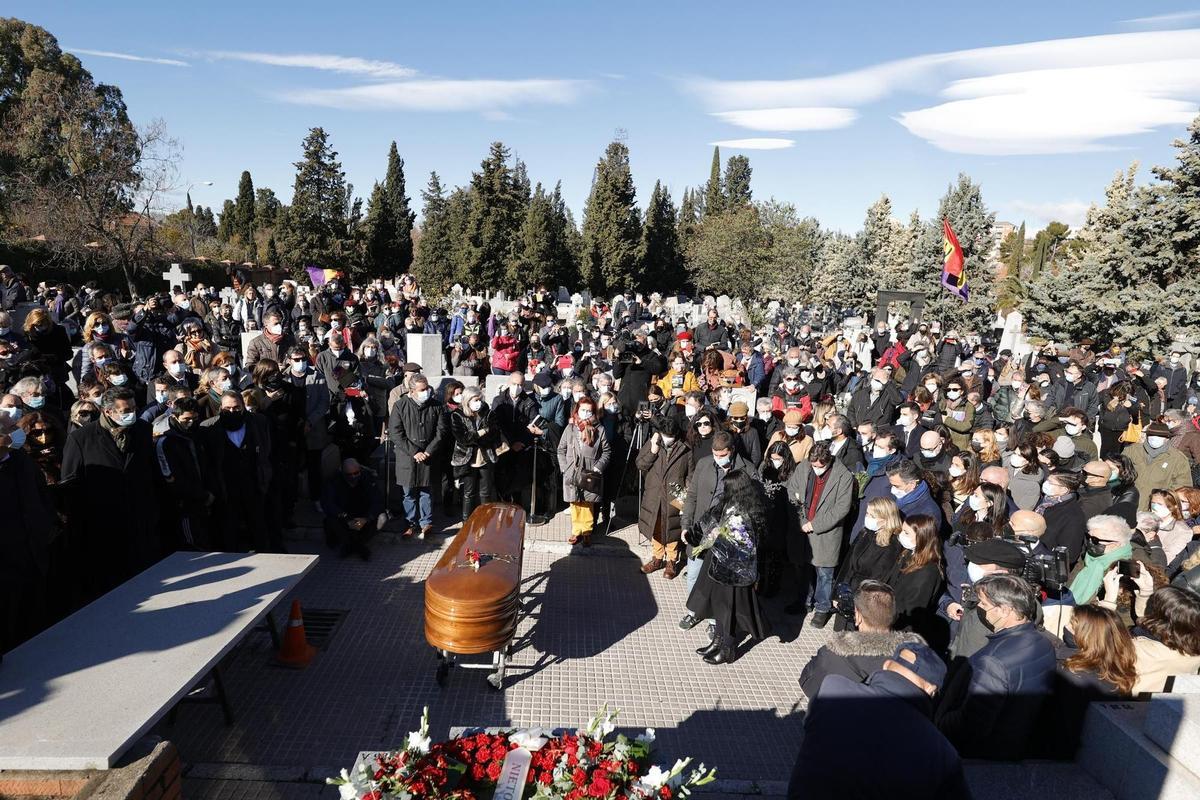 Último adiós a Almudena Grandes rodeada de libros y de flores