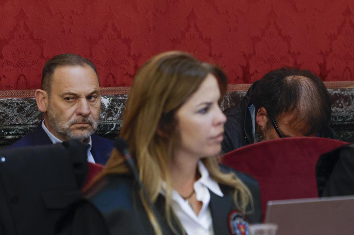 José Luis Ábalos y Koldo García, a la derecha, esta semana en el banquillo.