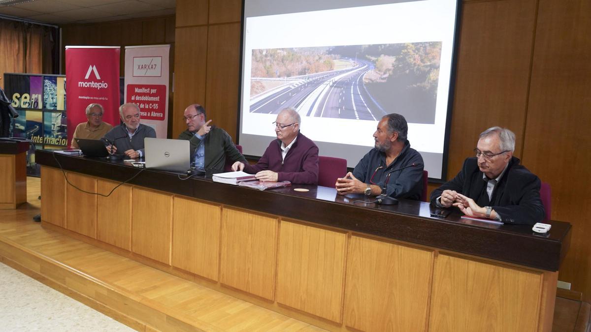 Membres del col·lectiu Xarxa7 durant la presentació del manifest ahir, a la seu de Montepio