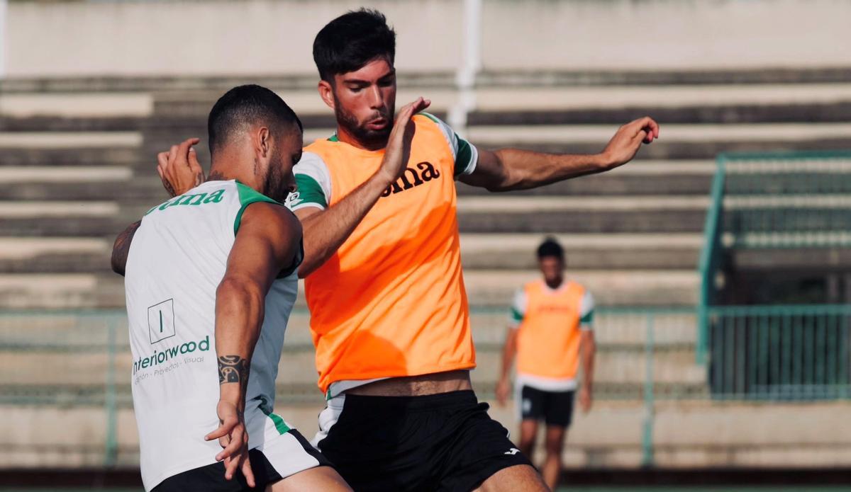 Théo Zidane, a la derecha, junto a Álex Martín en un entrenamiento del Córdoba CF.
