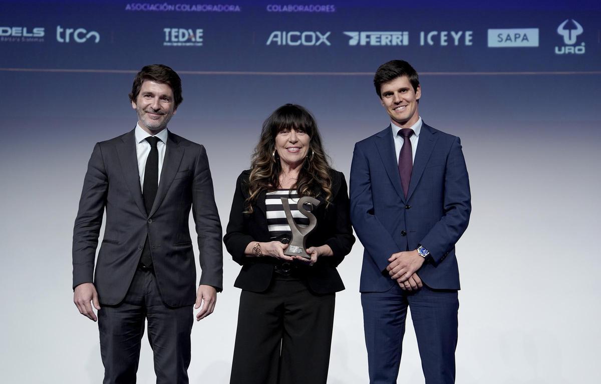 De izquierda a derecha, Sergi Guillot, director general de Prensa Ibérica; Eva García, presidenta y fundadora de ‘The Legacy’, y Alejandro Page, director general de Santa Bárbara Sistemas y vicepresidente de General Dynamics European Land Systems.