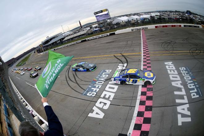 Chase Elliott, conductor del Chevrolet NAPA Night Vision # 9, y Alex Bowman, conductor del Chevrolet Nationwide / Amazon Echo Auto Chevrolet # 88, toman la bandera verde para iniciar el Monster Energy NASCAR Cup Series 1000Bulbs.com 500 en Talladega