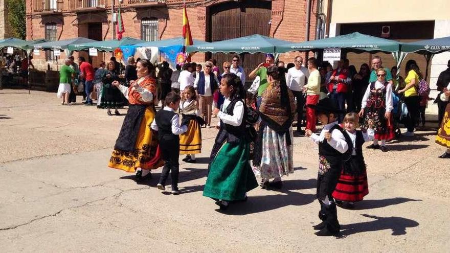 Componentes del grupo Vacceos interpretan un baile tradicional.