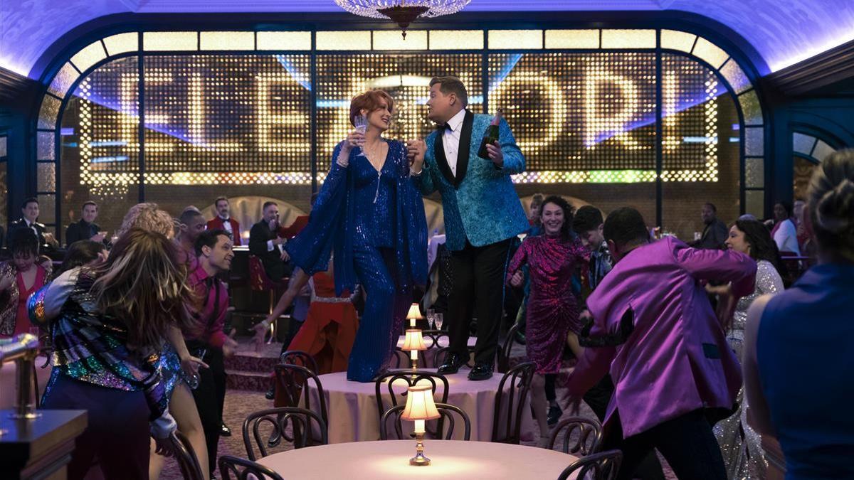 fotos de la pelicula EL BAILE (THE PROM) para Cultura  THE PROM (L to R) MERYL STREEP as DEE DEE ALLEN  JAMES CORDEN as BARRY GLICKMAN in THE PROM  Cr  MELINDA SUE GORDON NETFLIX   2020