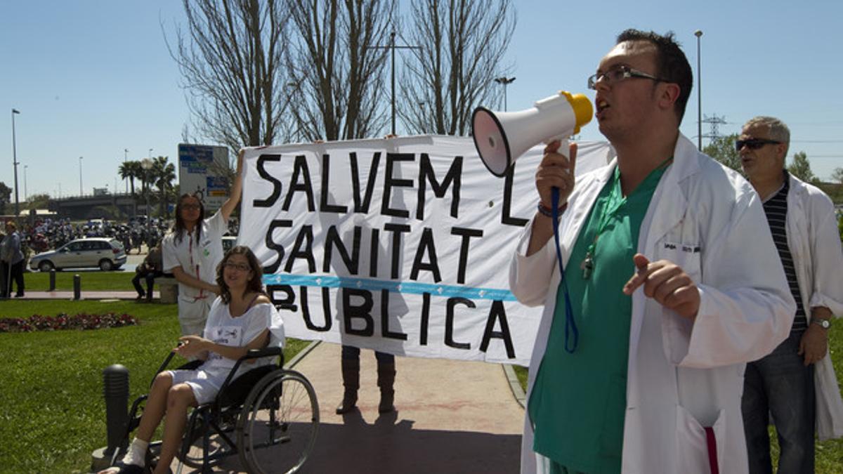 Personal sanitario y algunos pacientes del Hospital de Bellvitge protestan por los recortes, el pasado jueves.