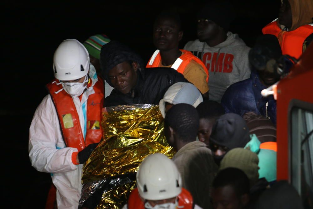 Trasladan a Málaga a 163 personas rescatadas de tres pateras