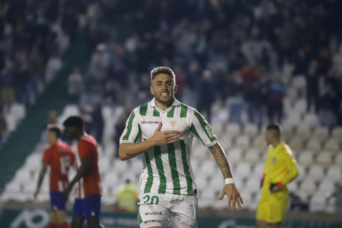 Antonio Casas celebra su gol, el cuarto del Córdoba CF al Atlético de Madrid B, este domingo en El Arcángel.