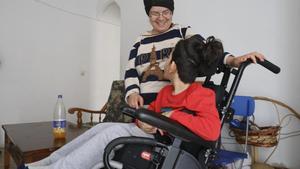 Soria Oukil, junto a su hijo con parálisis cerebral, en su casa en Alicante.
