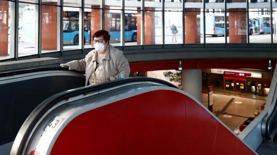 Una mujer con mascarilla, este lunes, en la estación de Atocha de Madrid.