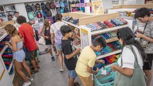 Familias ultimando sus compras antes del comienzo de curo en la cooperativa Abacus