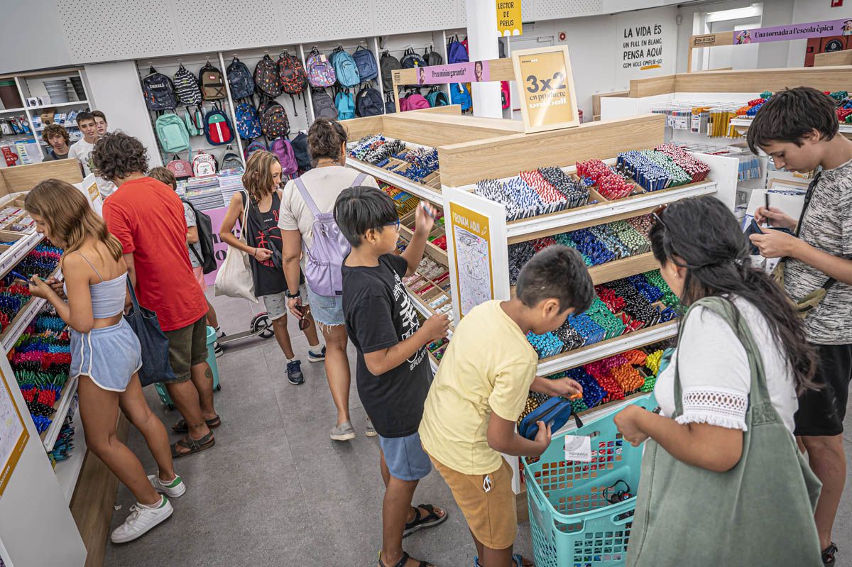 Familias ultimando sus compras antes del comienzo de curo en la cooperativa Abacus