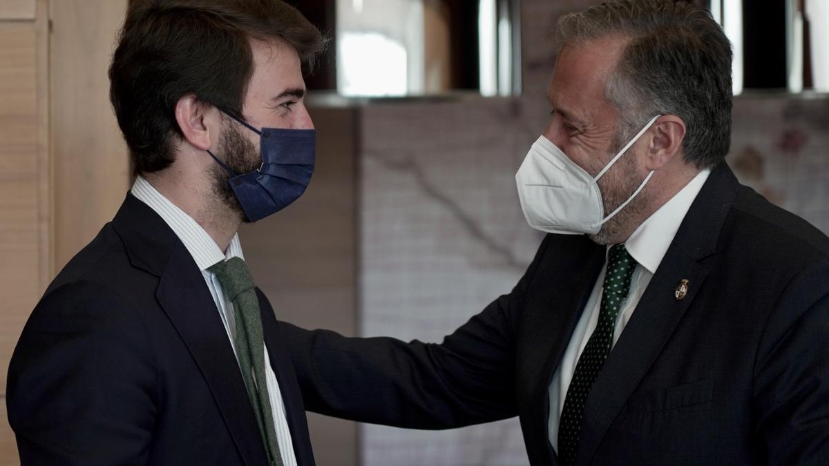 García-Gallardo y Pollán, durante su encuentro esta mañana en las Cortes de Castilla y León.