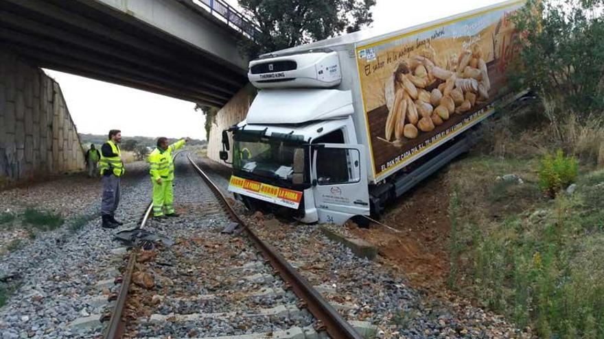 La caída de un camión corta la línea férrea Mérida-Los Rosales