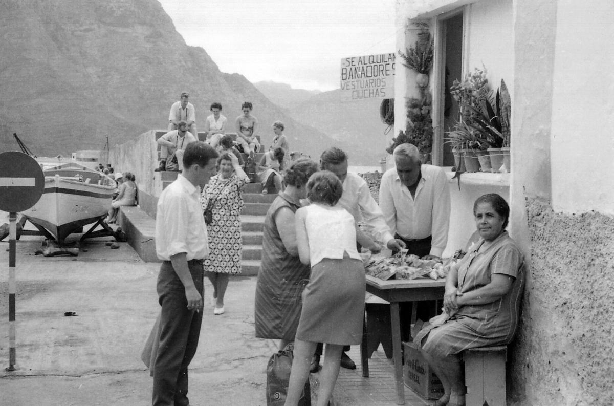 Puesto de venta de Carmelita Suárez, a la derecha, en el Muelle Viejo de Las Nieves, en los años 60.