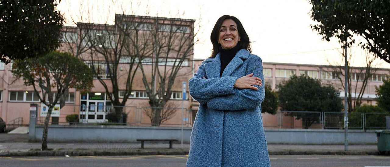Carmen Quinteiro posa frente a su colegio.