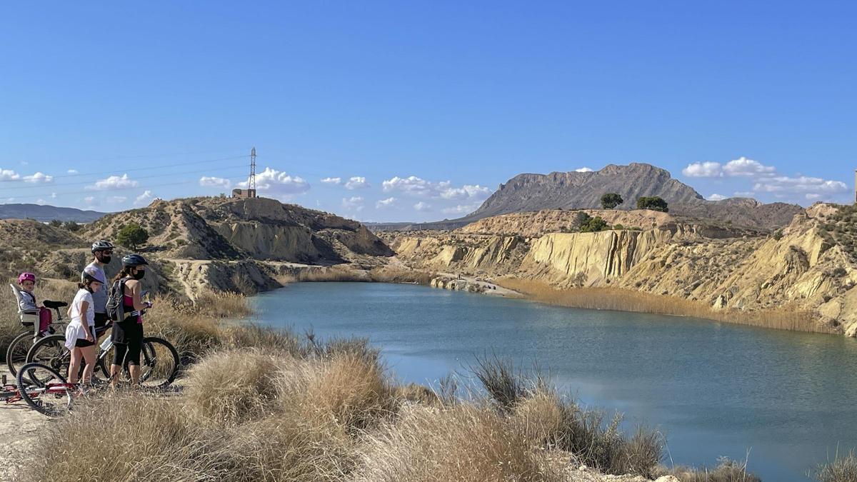 El cierre perimetral del municipio de Alicante los fines de semana multiplica las excursiones familiares a las lagunas de Rabasa