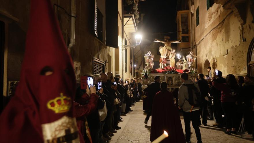 Lunes Santo en Palma: Las cofradías de la Esperanza y la Agonía celebran su centenario con un especial encuentro en la plaza de Santa Eulàlia