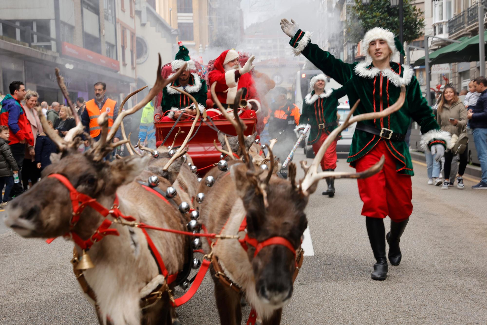 Así fue el desfile de Papá Noel en Oviedo