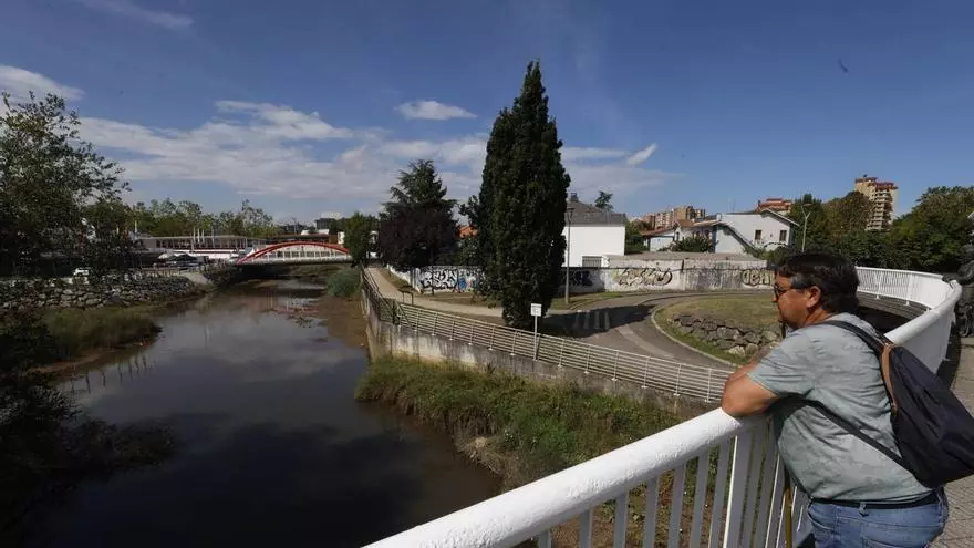 Vecinos de Gijón en zonas de riesgo por inundación expresan su inquietud por el estado del cauce del río Piles: "Yo libré de milagro"