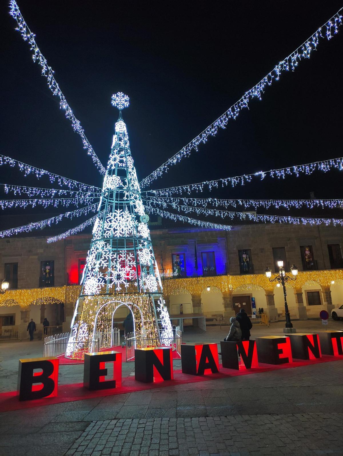 Las letras luminosas con la leyenda "Benavente", en la ornamentación del pasado año.