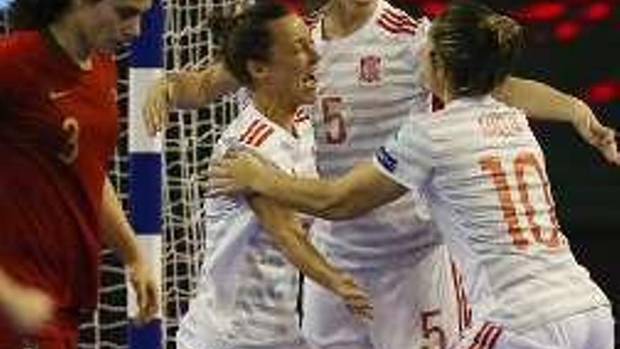 Las jugadoras españolas celebran el primer gol.