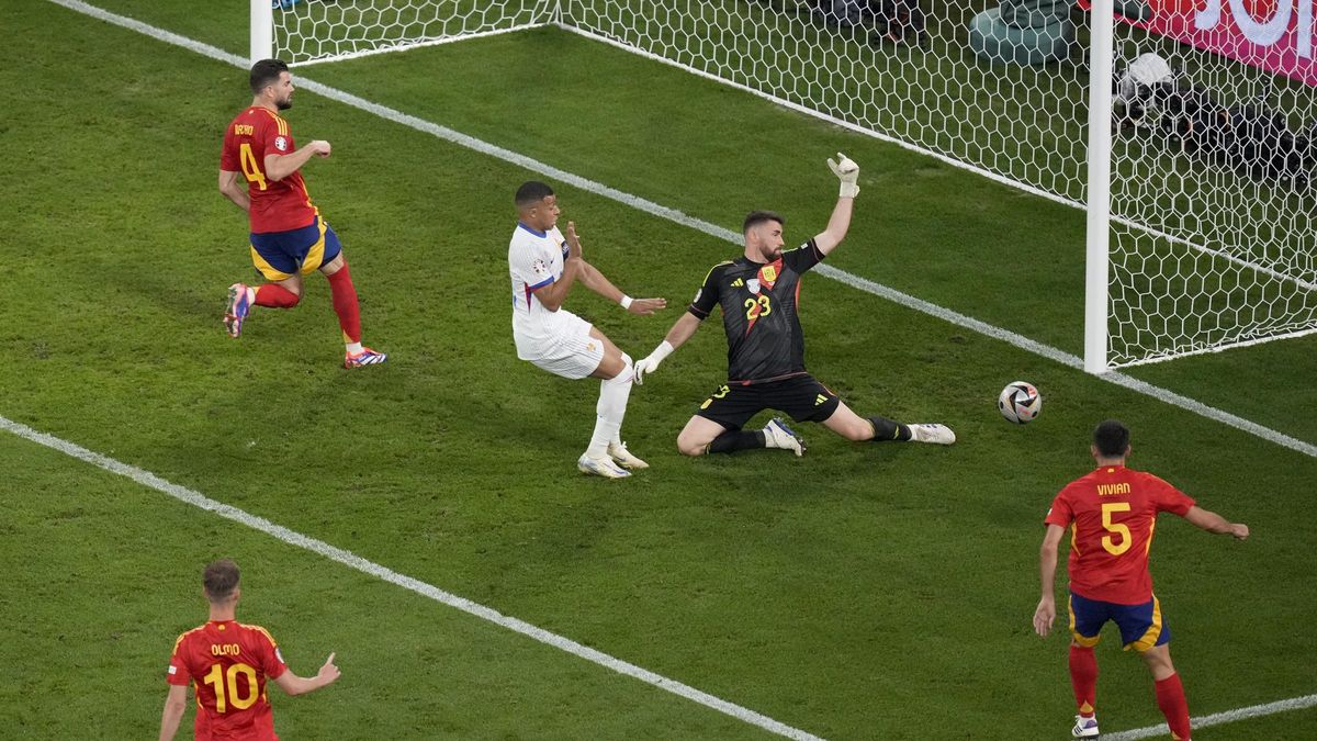 Unai Simón despeja el centro desde la derecha de Dembélé en el España-Francia en Múnich.
