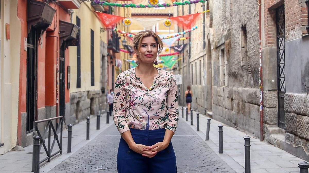 La portavoz del Partido Socialista en la Asamblea de Madrid, Hana Jalloul, en el barrio de Lavapiés, a 7 de agosto de 2021, en Madrid (España).