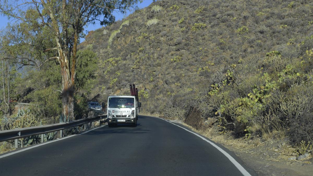 Vehículos en el tramo de la carretera de Telde a Valsequillo que será ampliado