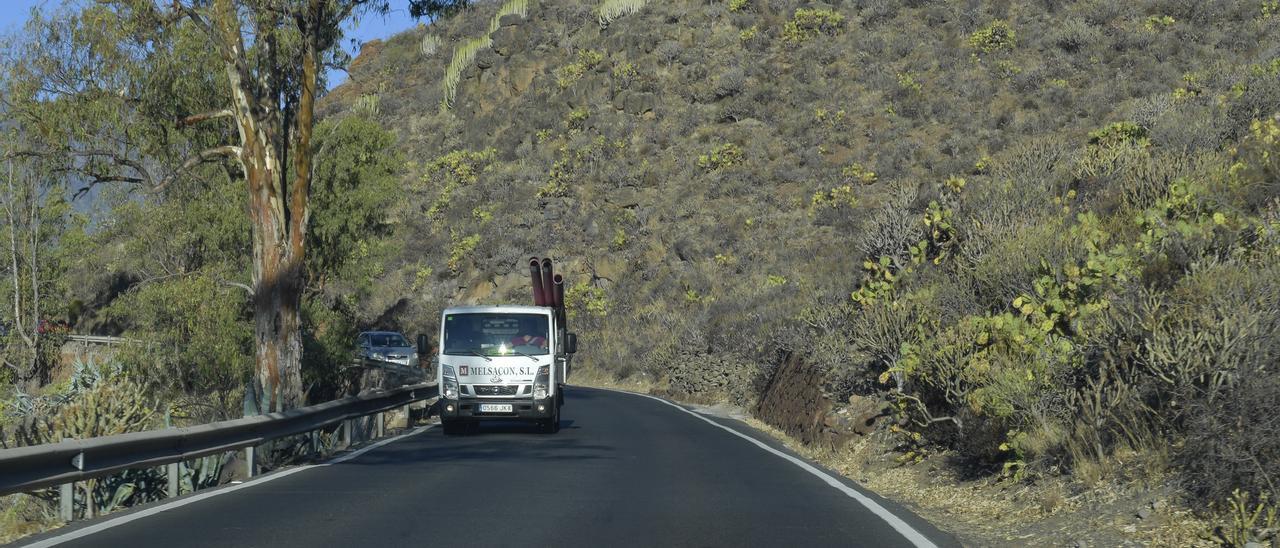 Vehículos en el tramo de la carretera de Telde a Valsequillo que será ampliado