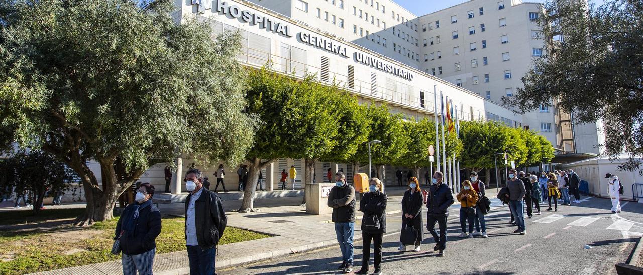 Colas para vacunarse en el Hospital General de Alicante este domingo 2 de enero.