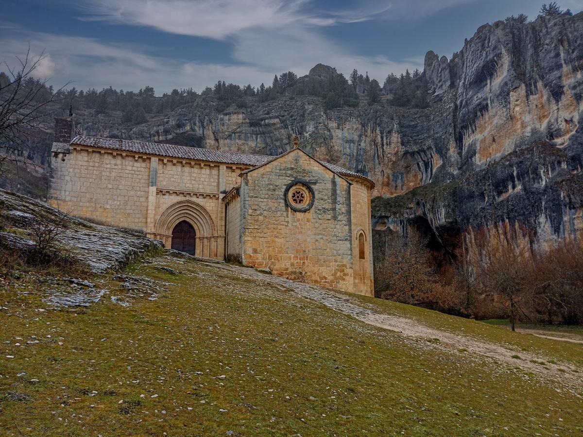 Ermita románica templaria de San Bartolomé en un cañón rocoso