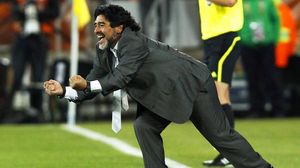 LA ROBA DE MARADONA - La vestimenta era nova, però el personatge era el mateix: l’entrenador argentí va provocar els rivals i va servir d’escuder a Messi durant els 90 minuts.