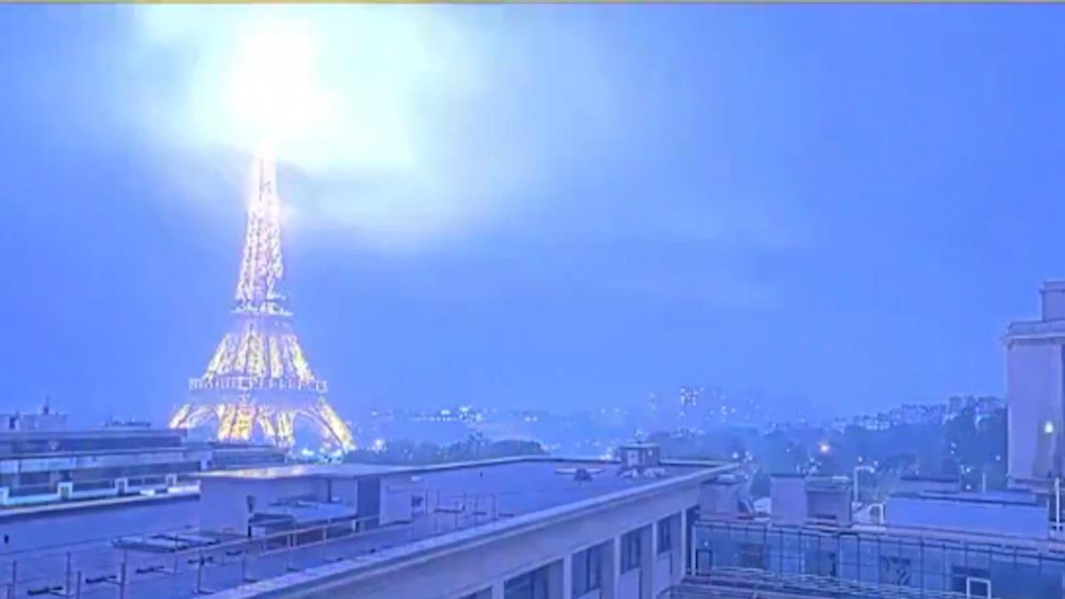 RAYO TORRE EIFFEL PARIS | Increíbles imágenes de un rayo impactando ...