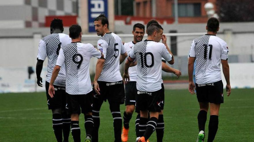 Alberto Saavedra, tercero por la izquierda, celebra un gol marcado por el Caudal.