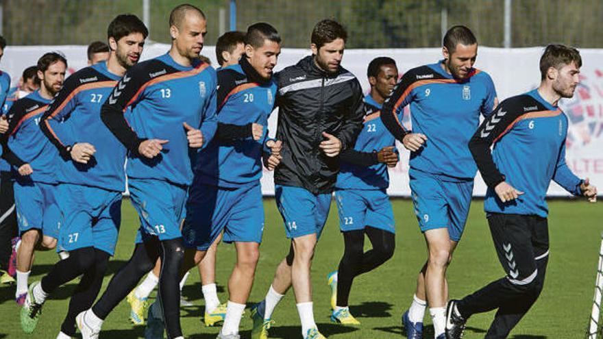 Los futbolistas hacen carrera continua por El Requexón.