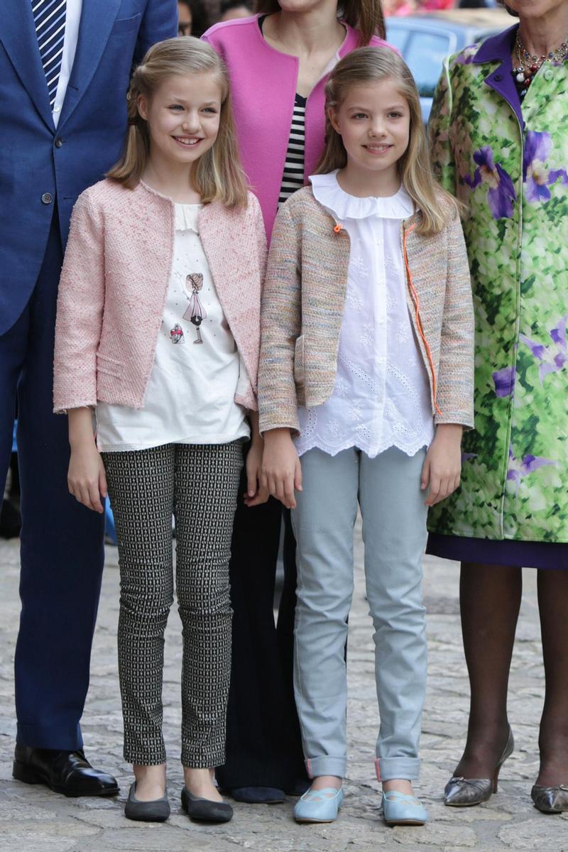 La princesa Leonor y la infanta Sofíia durante la misa de Pascua