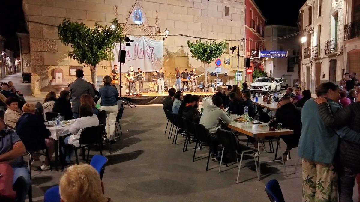 Un momento de la actuación nocturna de La Llavor, al tiempo que se celebraba la cena de hermandad.
