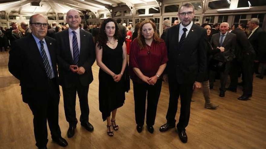 Por la izquierda, Ricardo Tucho, vicedecano del Colegio de Ingenieros Industriales; Nicolás de Abajo, responsable de I+D de Arcelor; Esther Vallado, hija del homenajeado; Margarita Álvarez, viuda de Ignacio Vallado, y José Esteban Fernández Rico, decano del Colegio de Ingenieros Industriales.