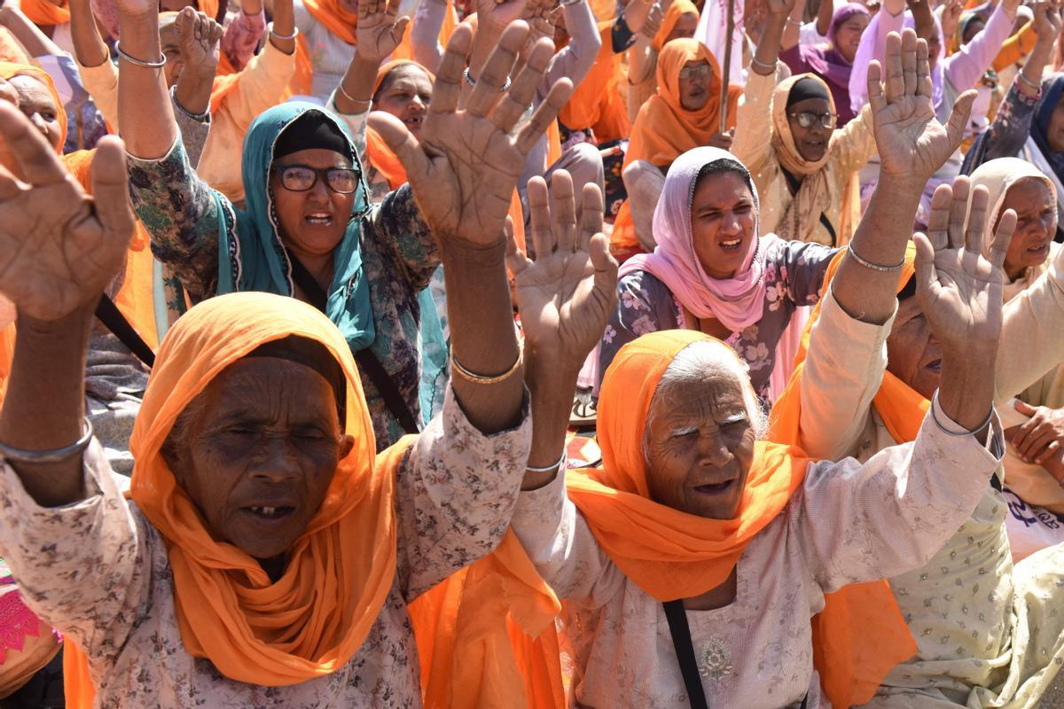 Mujeres agricultoras gritan eslóganes durante una manifestación para pedir más derechos para las mujeres, en la celebración del 8-M en la ciudad india de Amritsar.