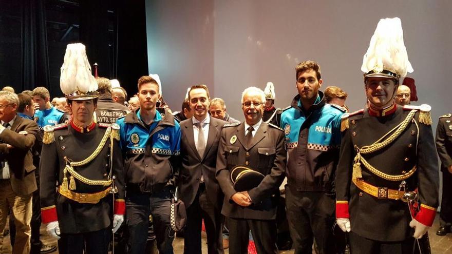 Los dos nuevos agentes del cuerpo de Policía posando con el alcalde tras su nombramiento.