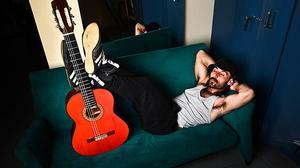 Miguel Campello interpreta el tema ’Spinetta’ en acústic.