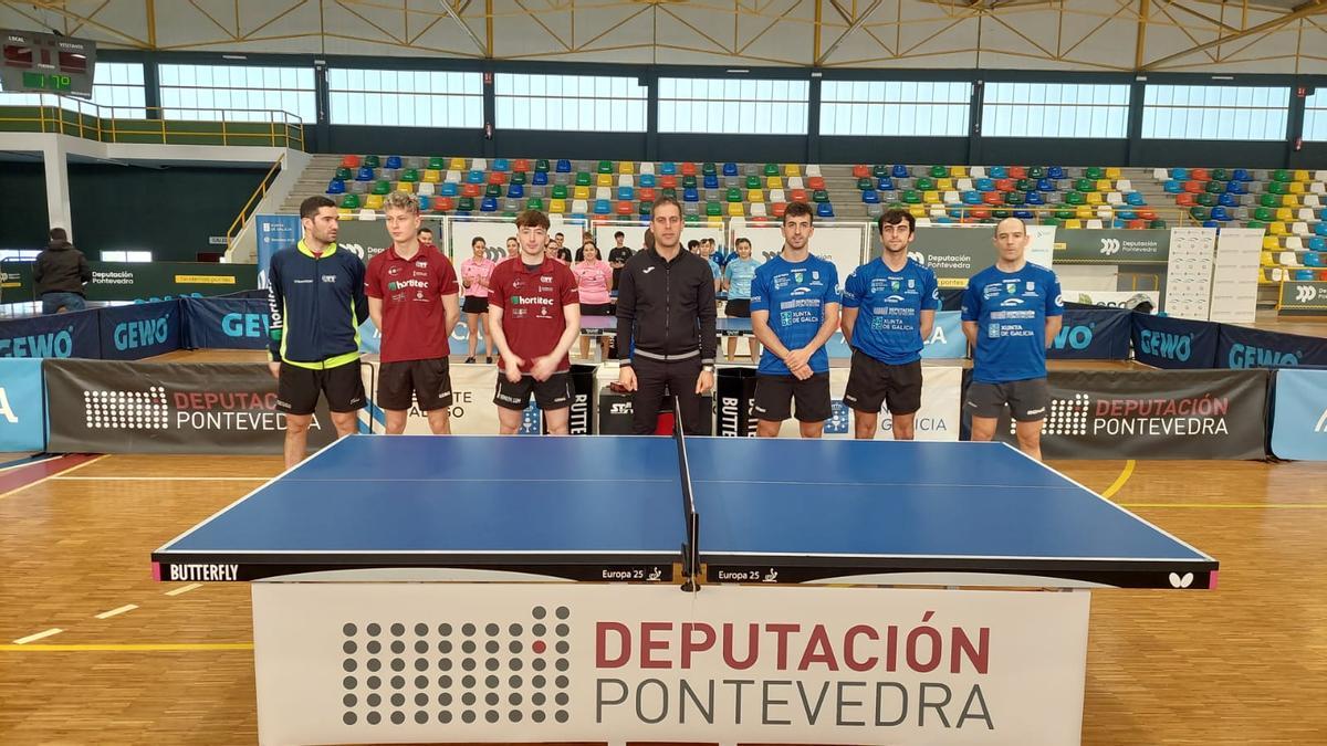 A la izquierda, los jugadores del Alzira Tenis Taula antes de su partido ante el Pontevedra.